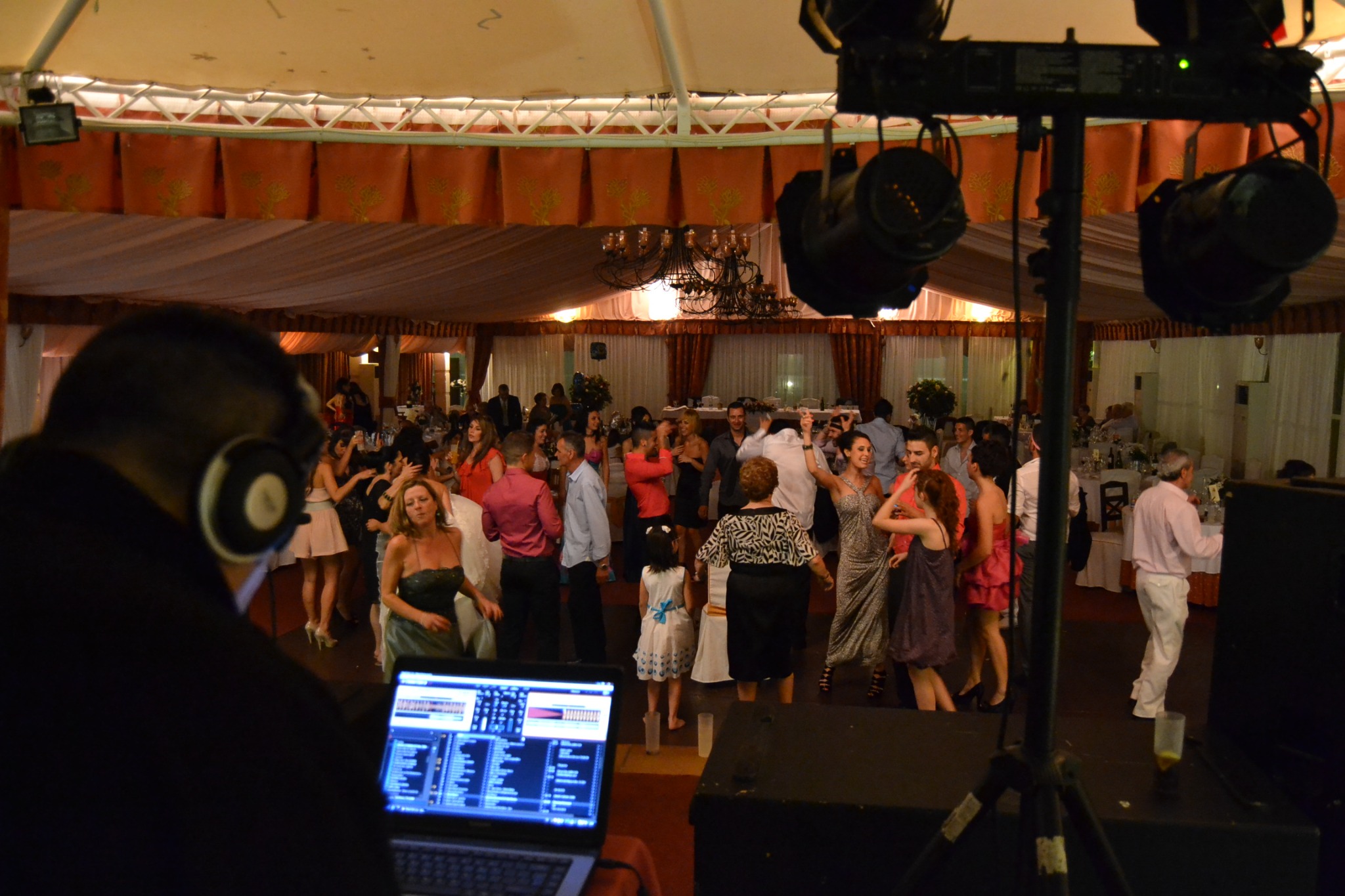 La pista de baile vista desde la cabina de DJ Tofol durante una boda