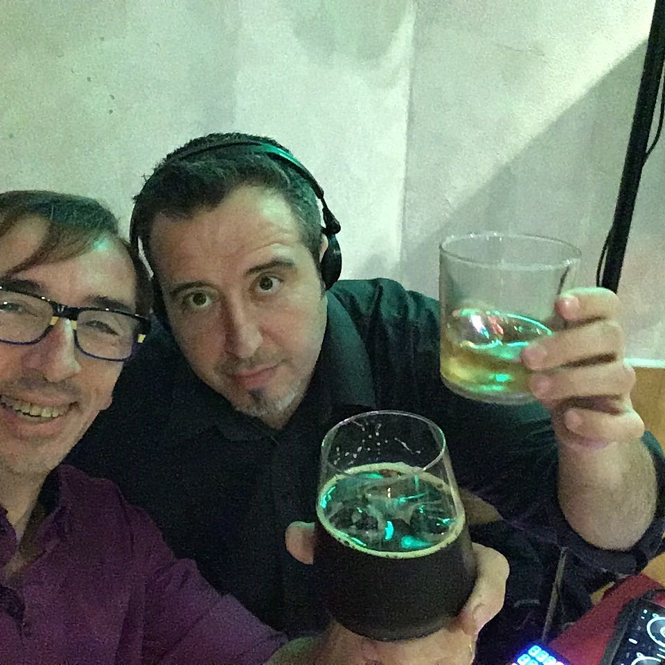DJ Tofol y su compañero brindando durante una celebración