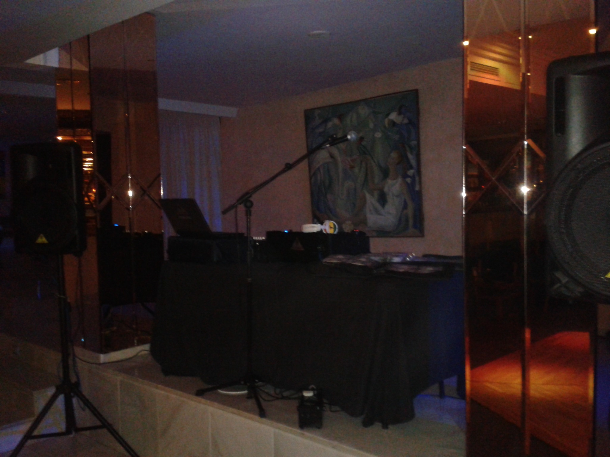Cabina de DJ Tofol preparada en un salón de eventos