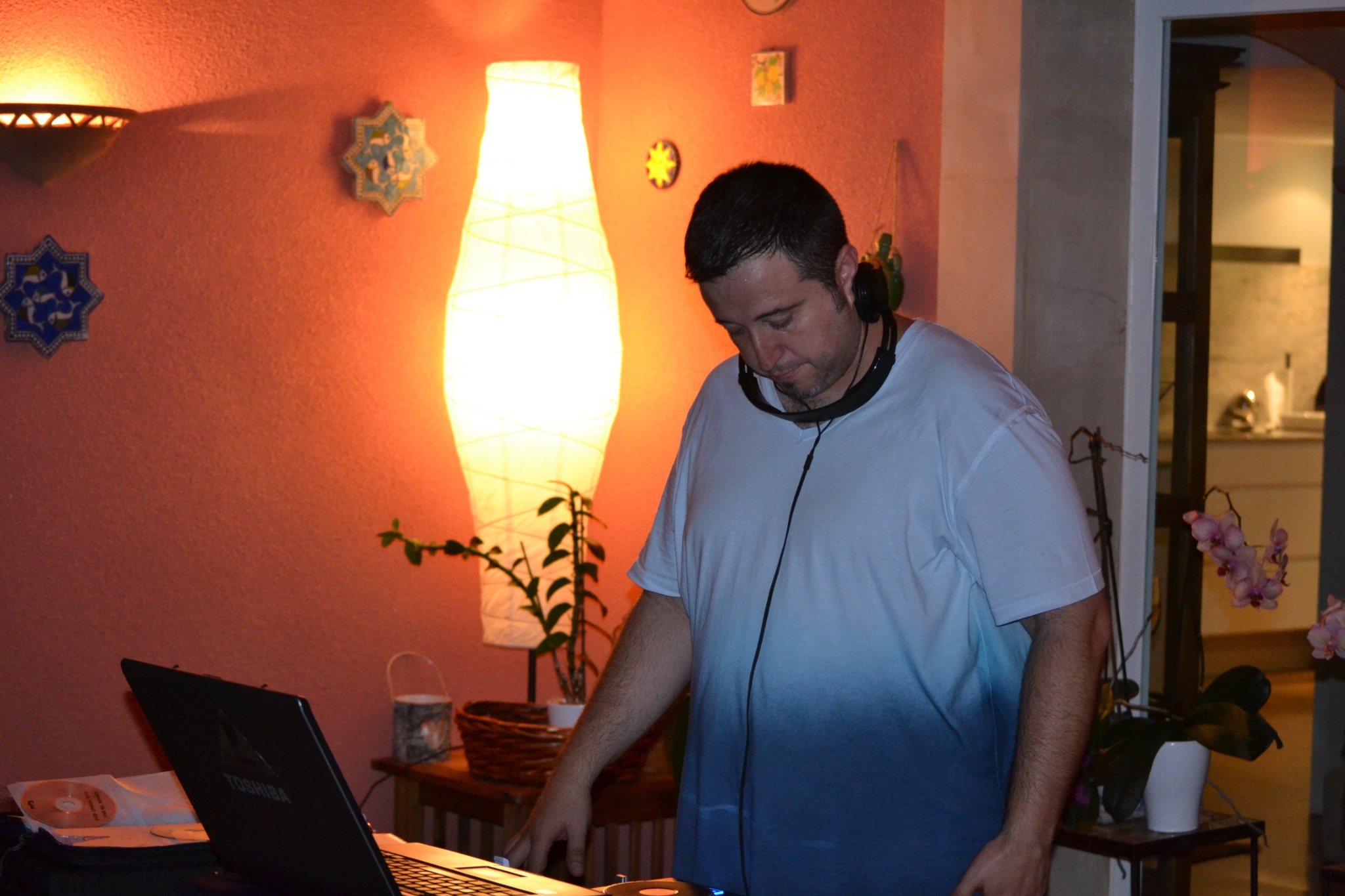 DJ Tofol concentrado durante una sesión privada