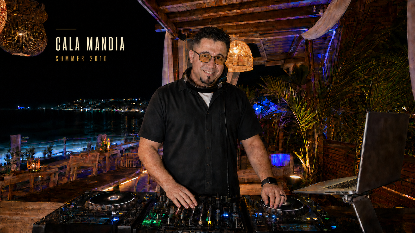 DJ Tofol actuando en Cala Mandia durante el verano de 2010