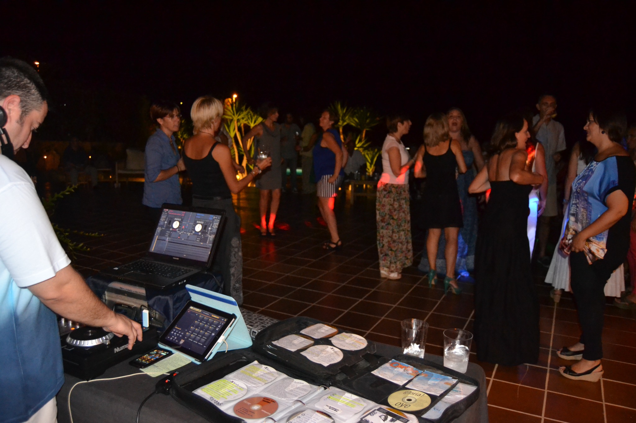 DJ Tofol mezclando música junto a una pista al aire libre