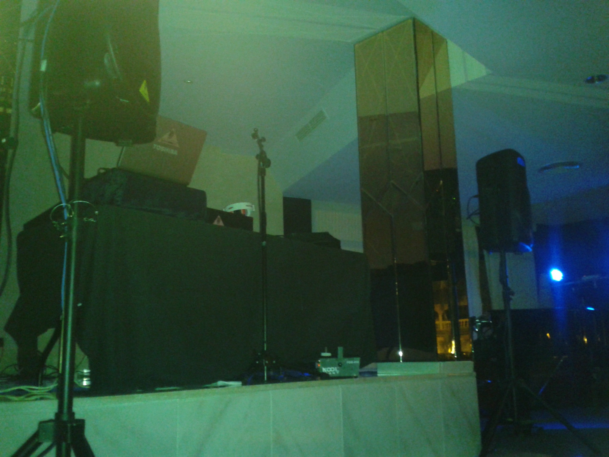Equipo de DJ Tofol preparado bajo iluminación verde