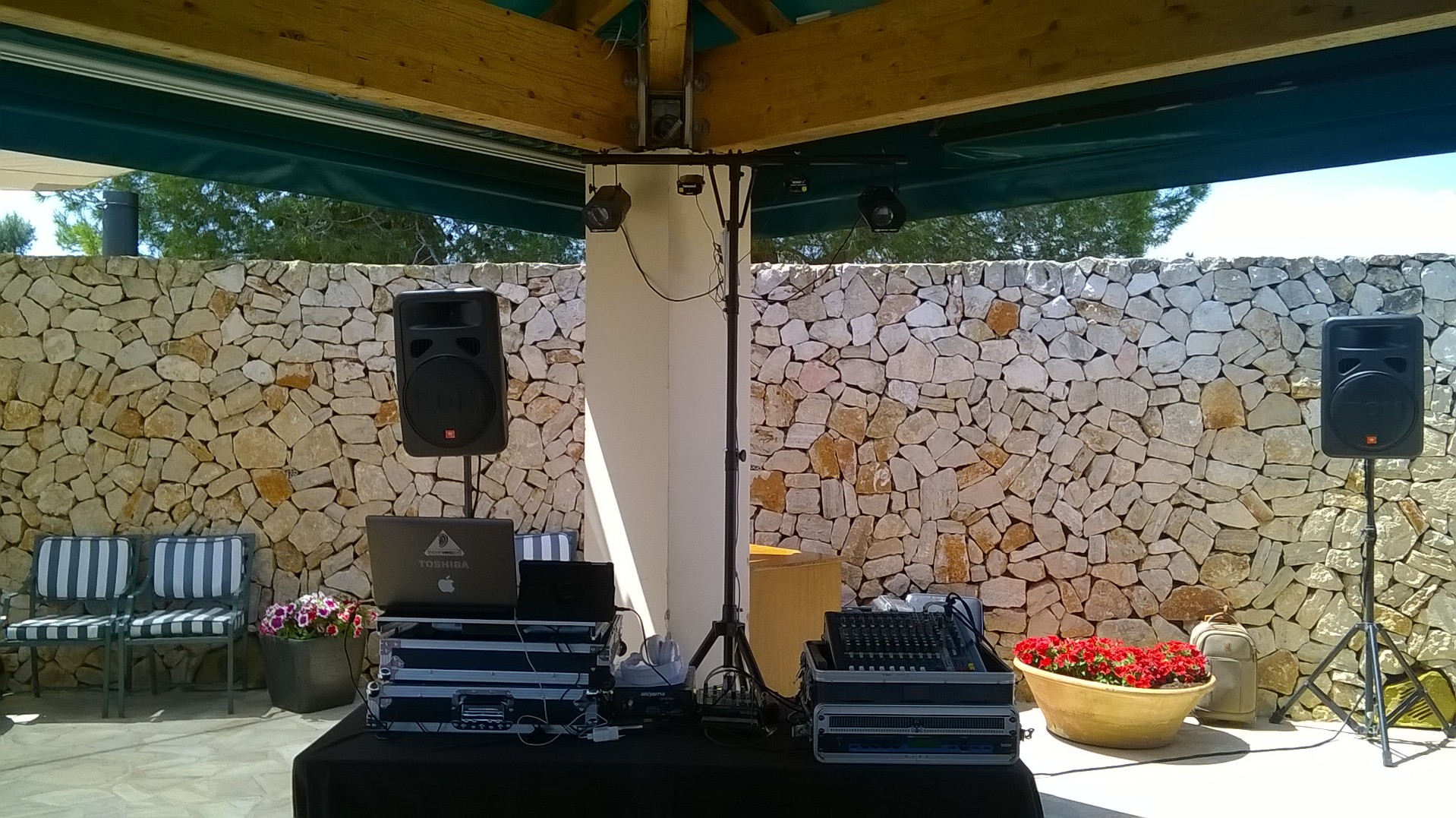 Equipo de sonido preparado en una terraza de piedra mallorquina