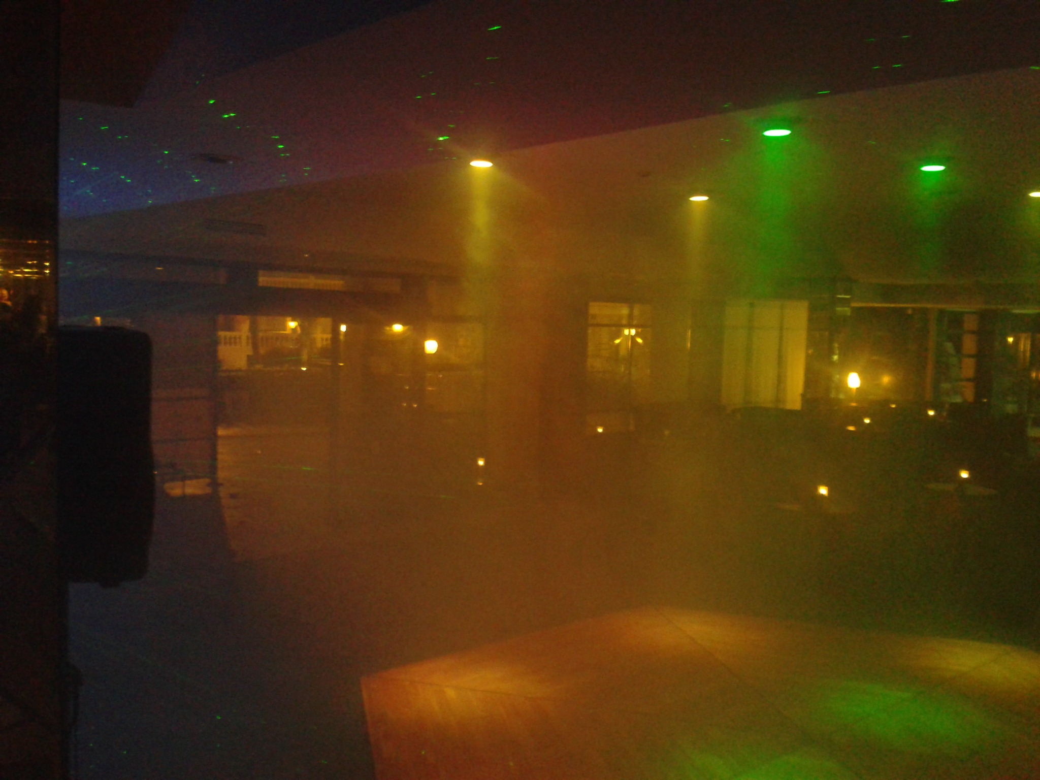 Pista de baile iluminada con focos y efectos de color