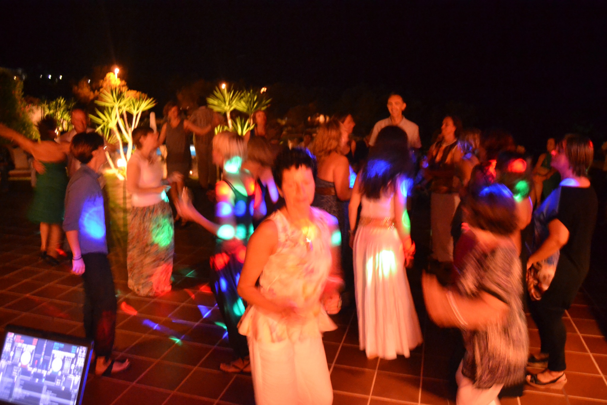 Invitados bailando bajo las luces de colores