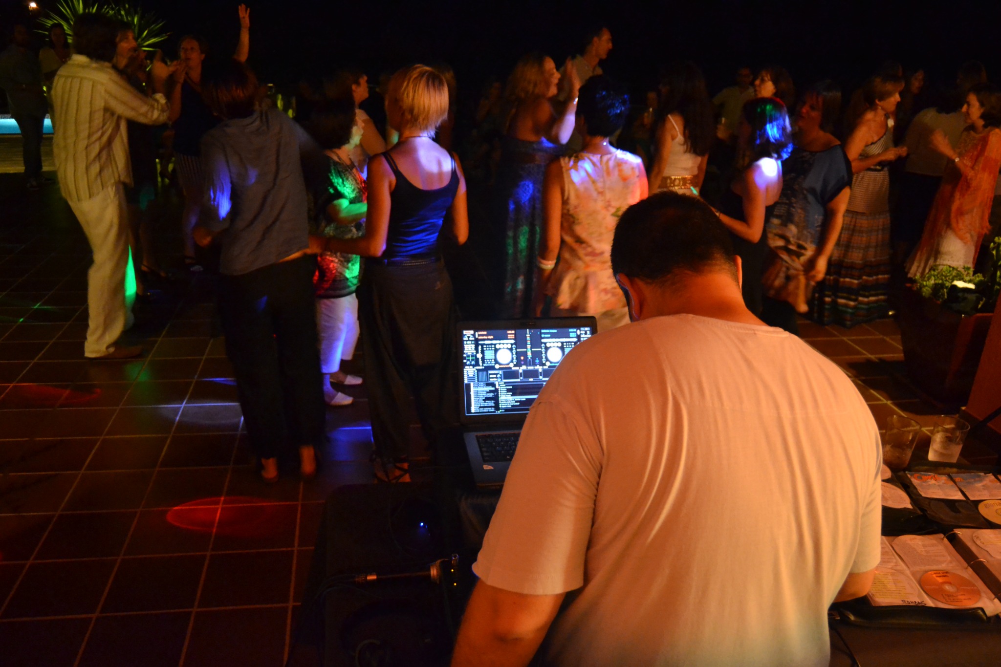 DJ Tofol trabajando frente a una pista llena